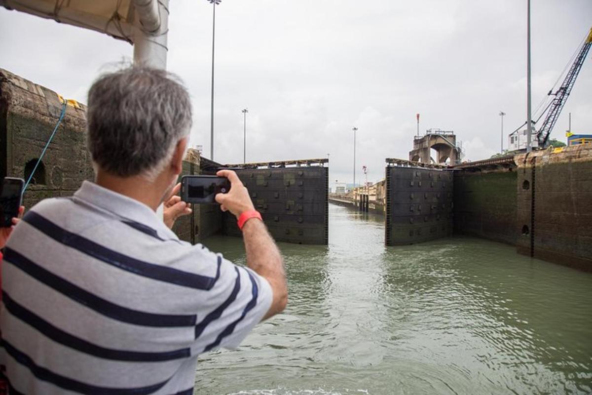 un uomo che scatta una foto di un fiume con una macchina fotografica