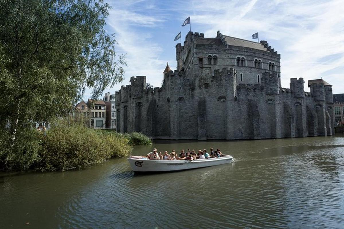 un grup de oameni pe o barcă în fața unui castel