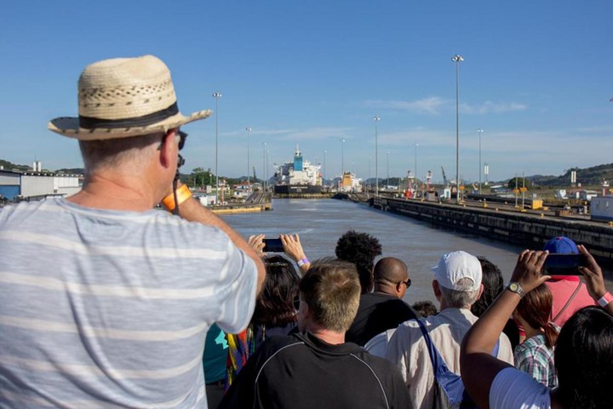 un home dret davant d'una multitud de gent