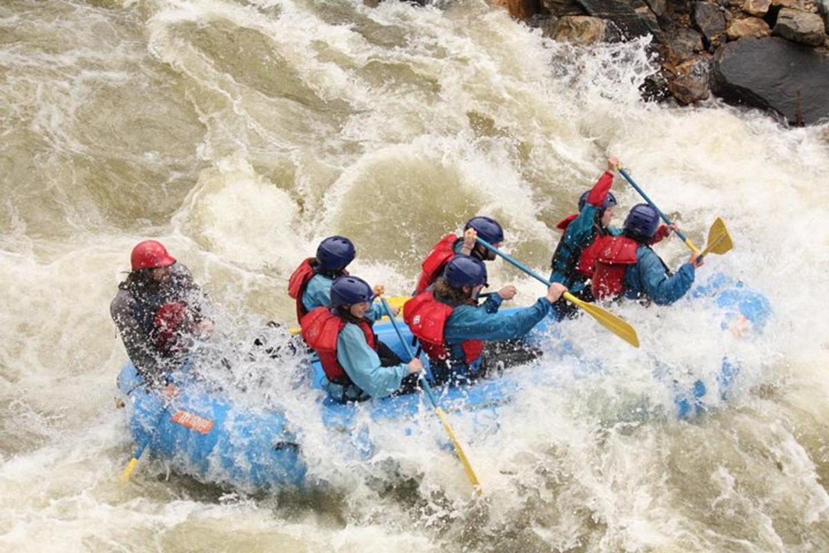 sekumpulan manusia dalam rakit di sungai