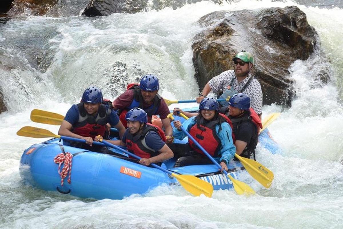 sekumpulan manusia dalam rakit di sungai