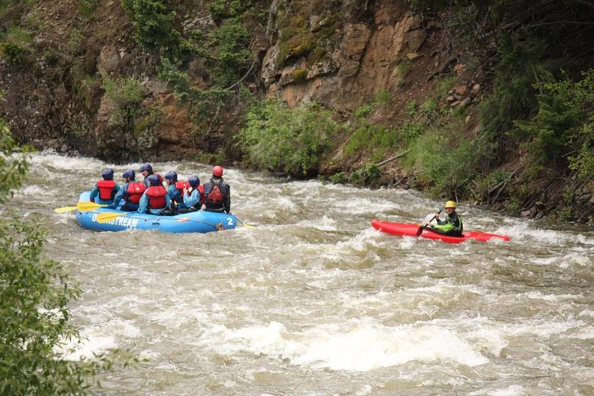 sekumpulan manusia menaiki rakit di sungai