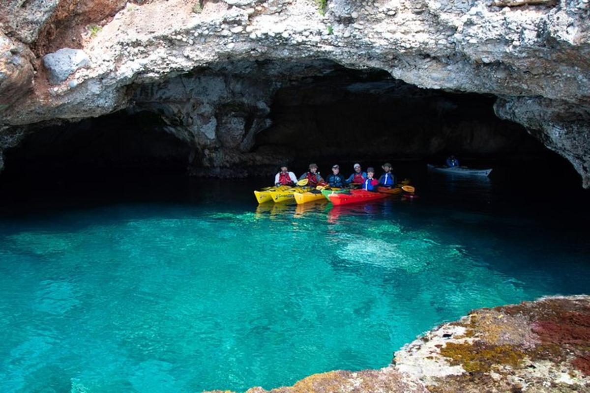 một nhóm người chèo thuyền kayak trong hang động