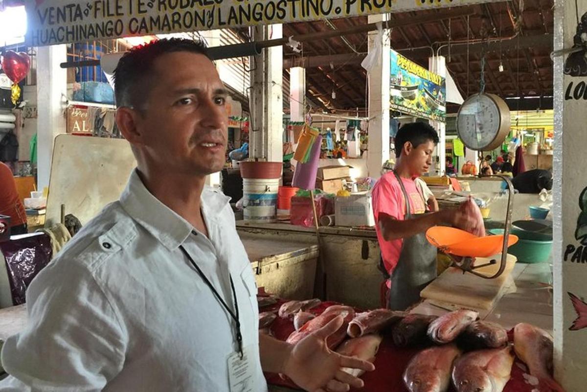 un home dret en un mercat venent carn