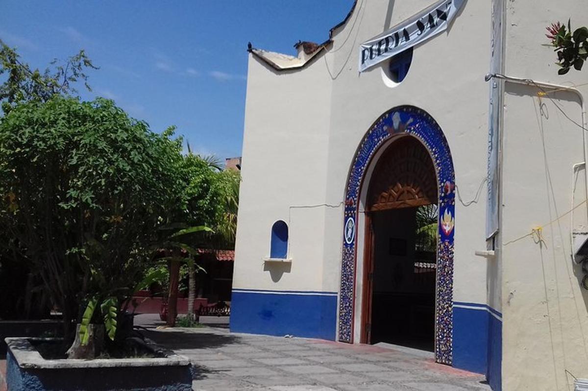 una església amb un edifici blau i blanc
