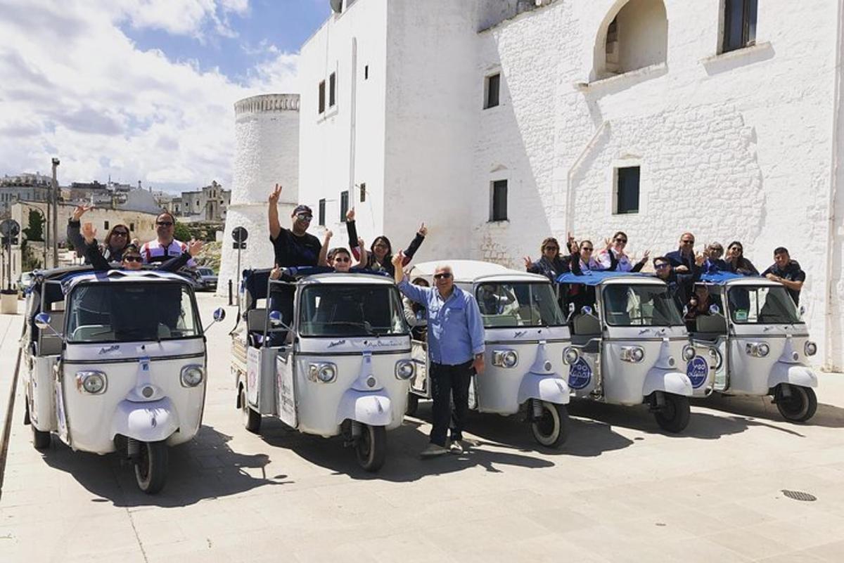 un grupo de personas que viajan en la parte trasera de los coches