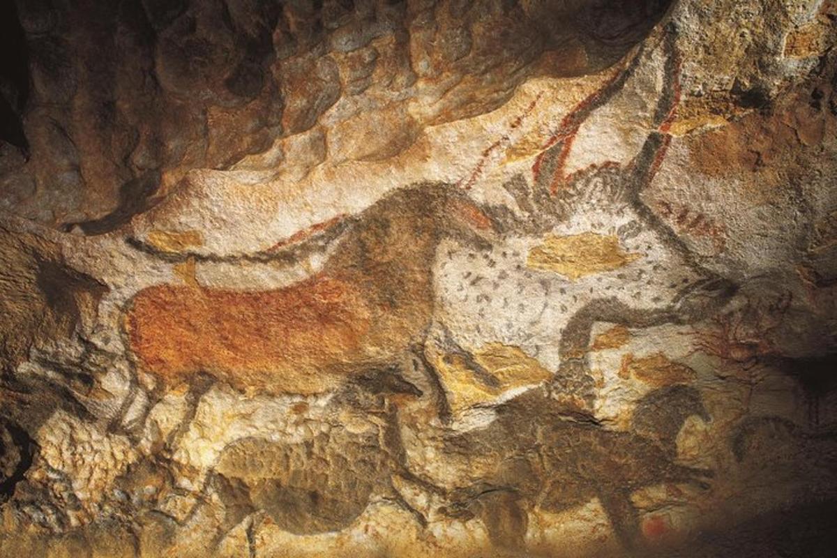 uma pintura de um cavalo na lateral de uma caverna