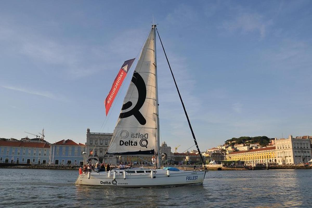 Un velero en el agua con una bandera en él