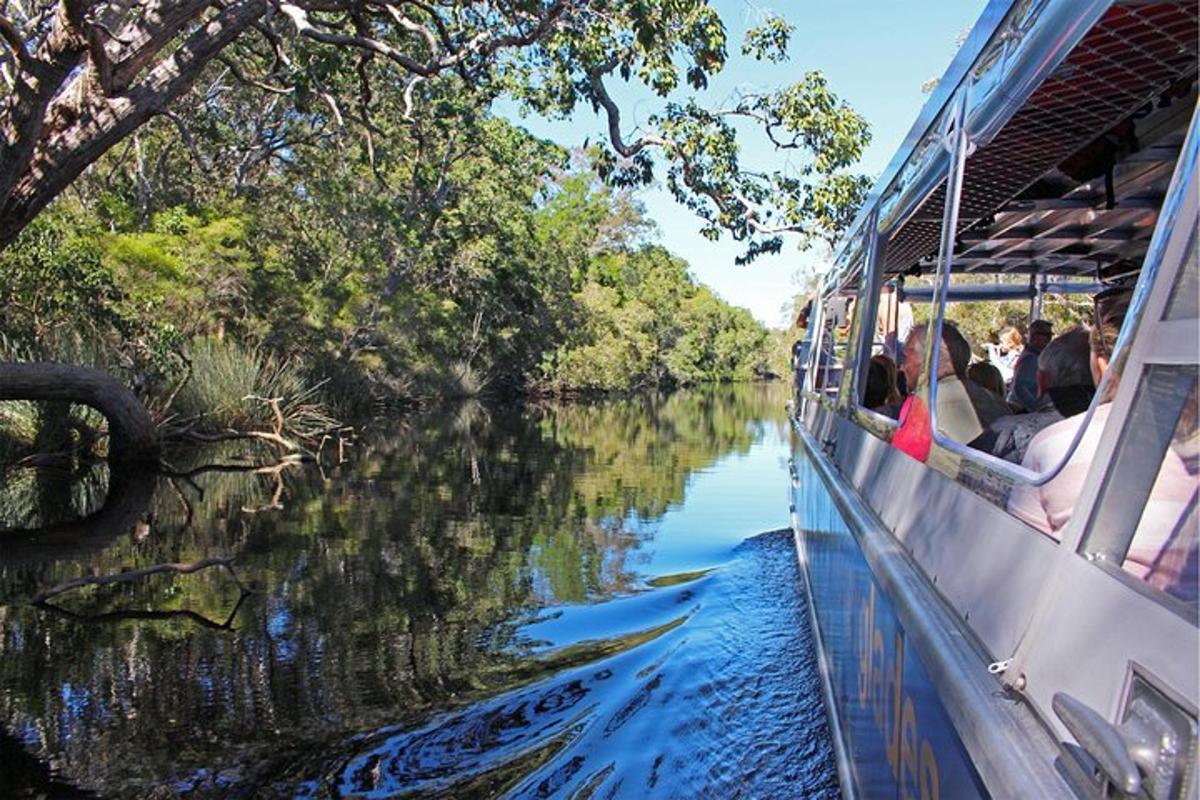 sekumpulan orang yang menaiki bot di sungai