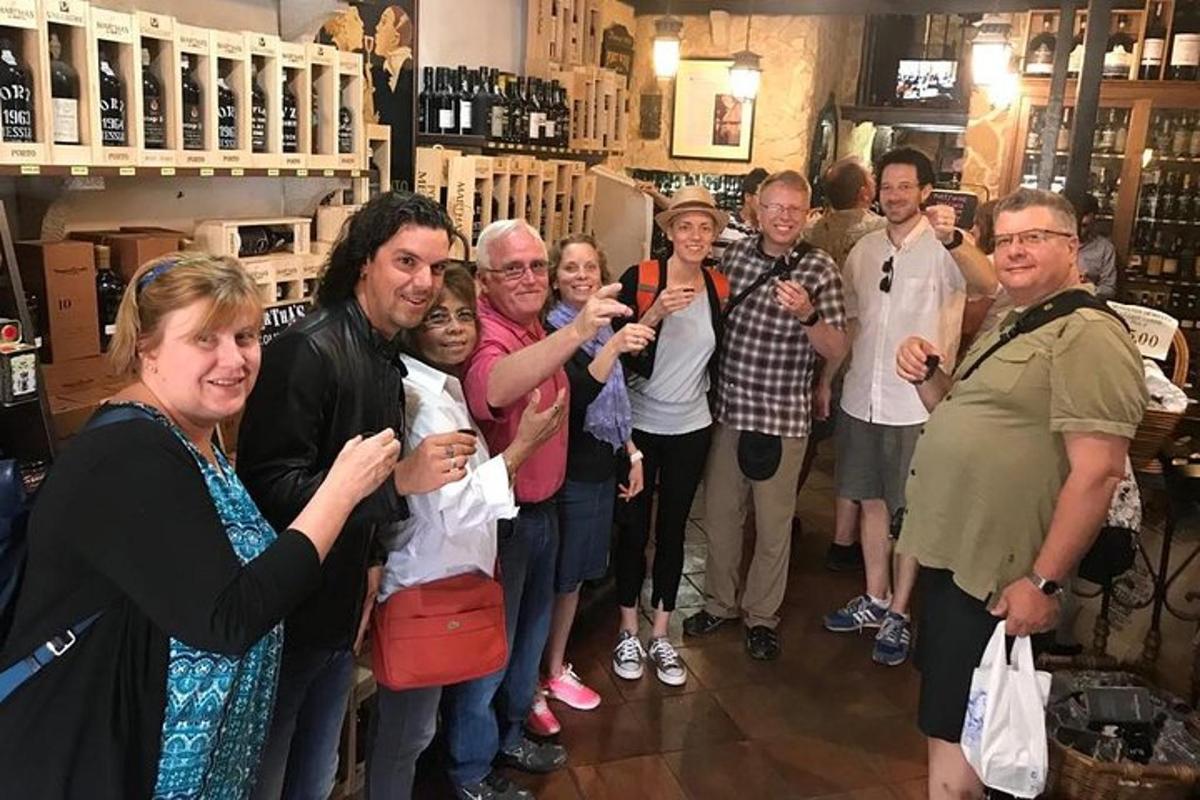 μια ομάδα ανθρώπων που ποζάρουν για μια φωτογραφία σε ένα οινοπωλείο