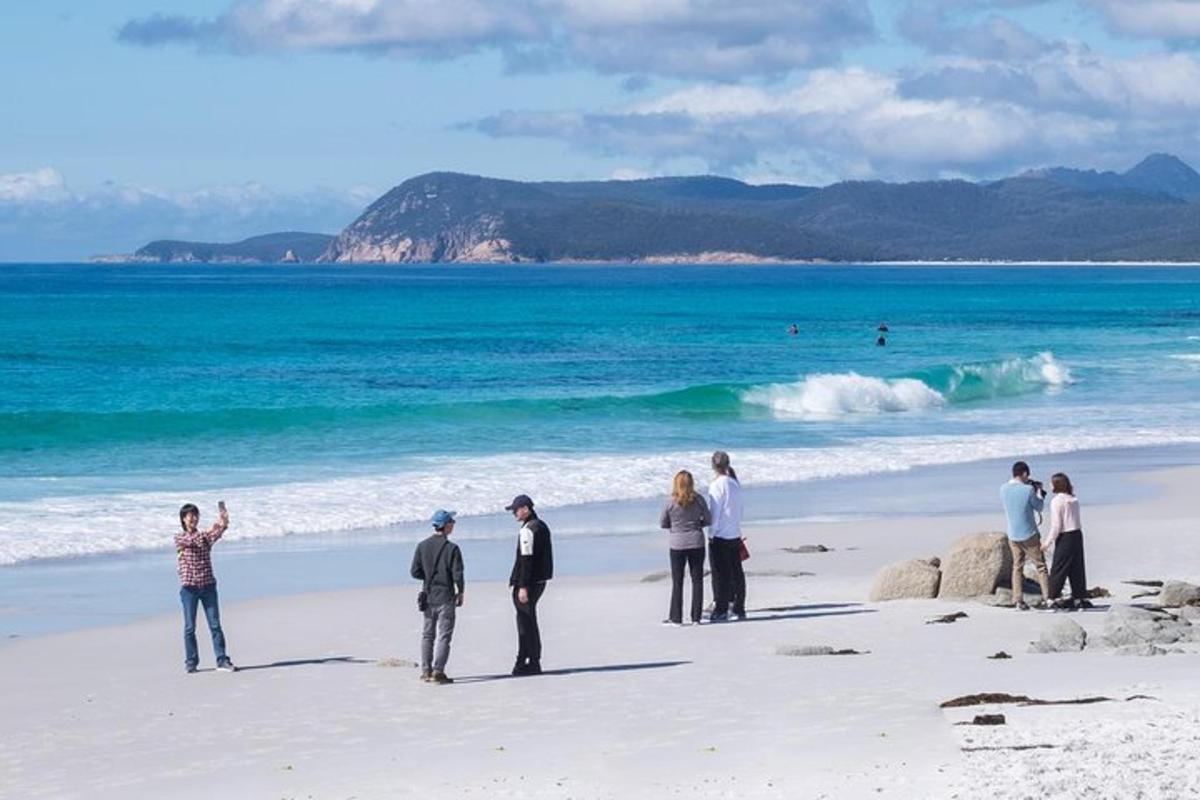 un grupo de personas de pie en una playa
