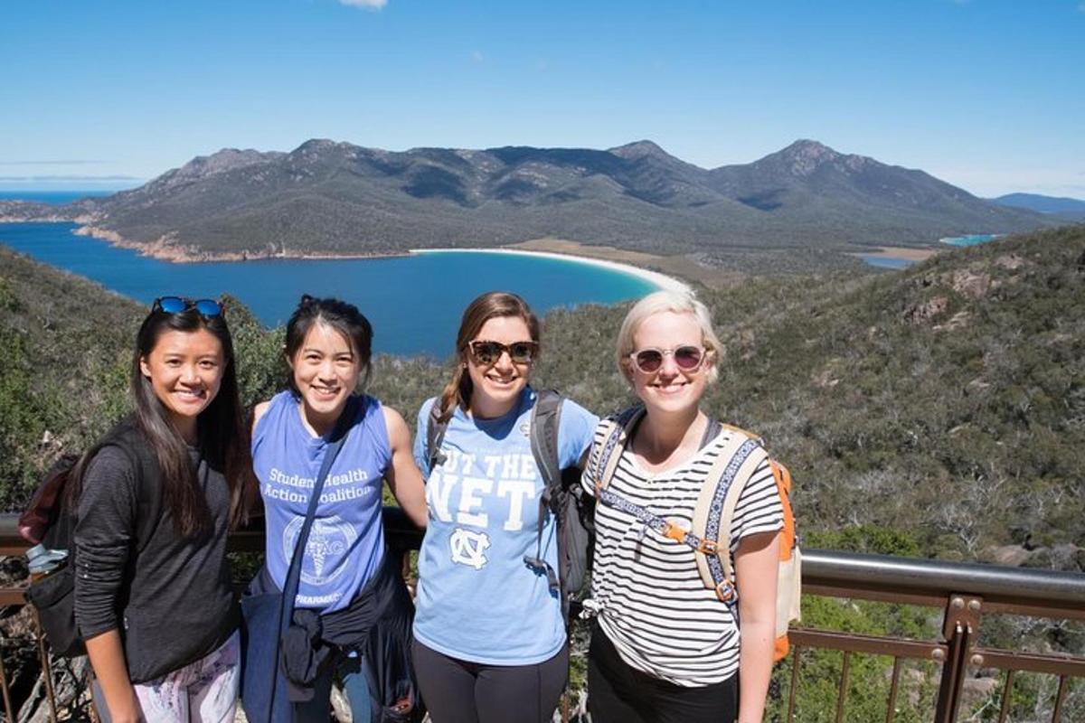 Un grupo de mujeres de pie en la cima de una montaña