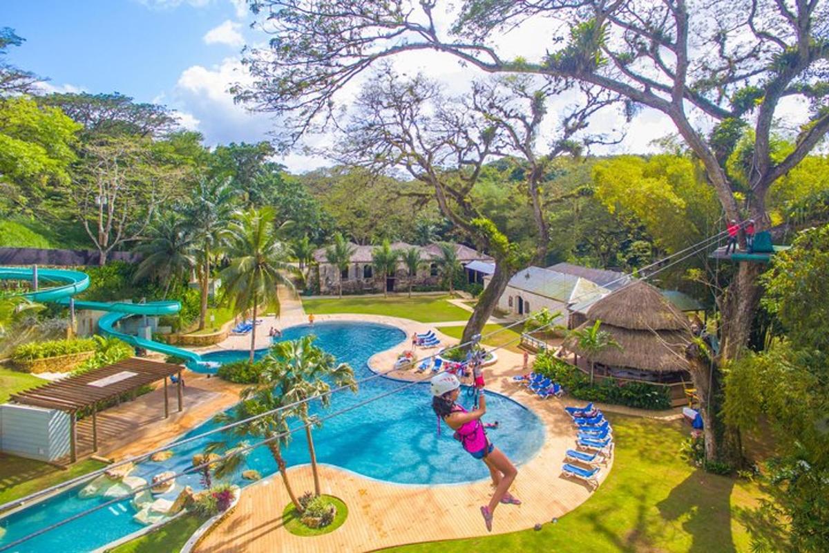 Una mujer saltando a una piscina en un resort