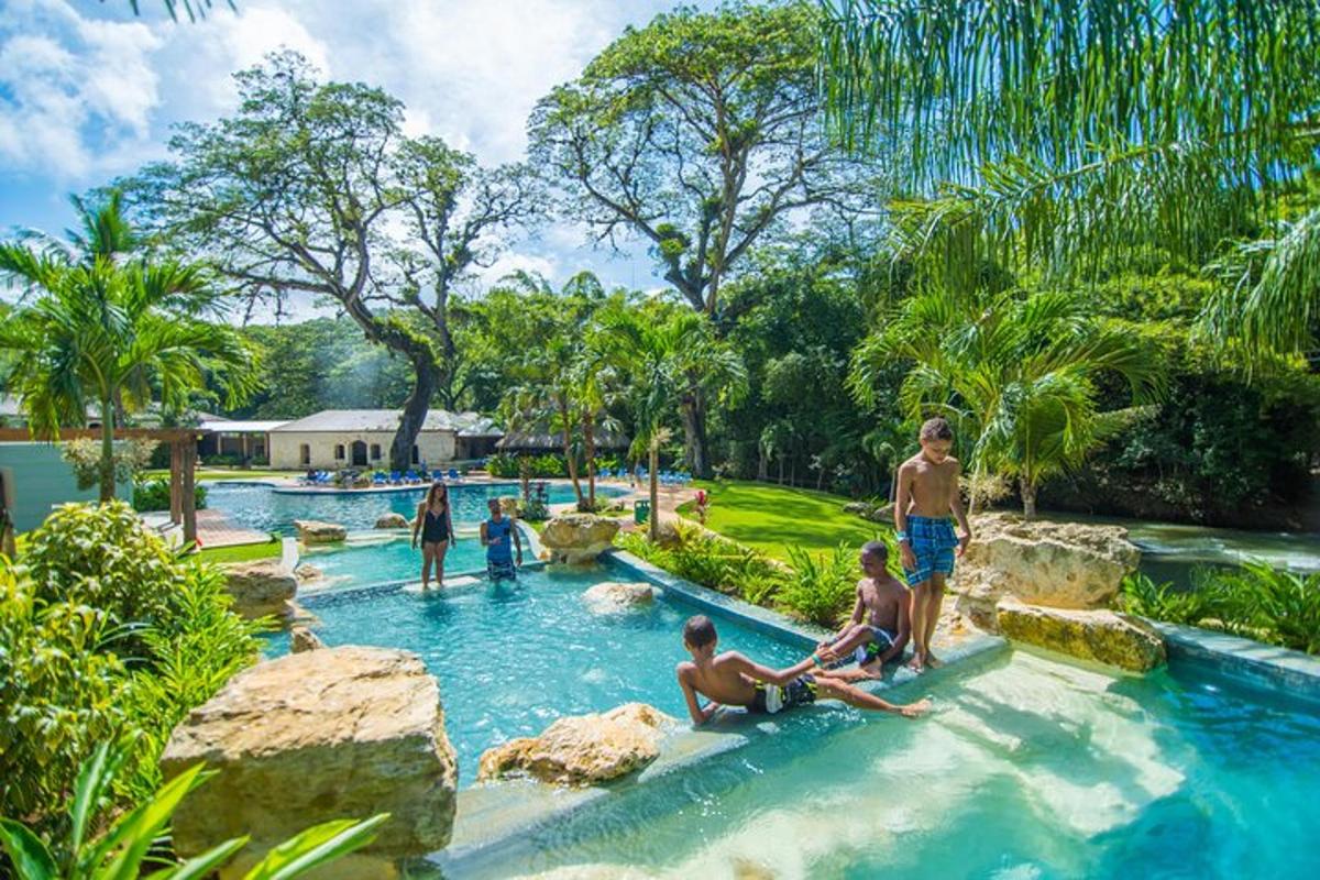 Un grupo de personas en una piscina de un resort.