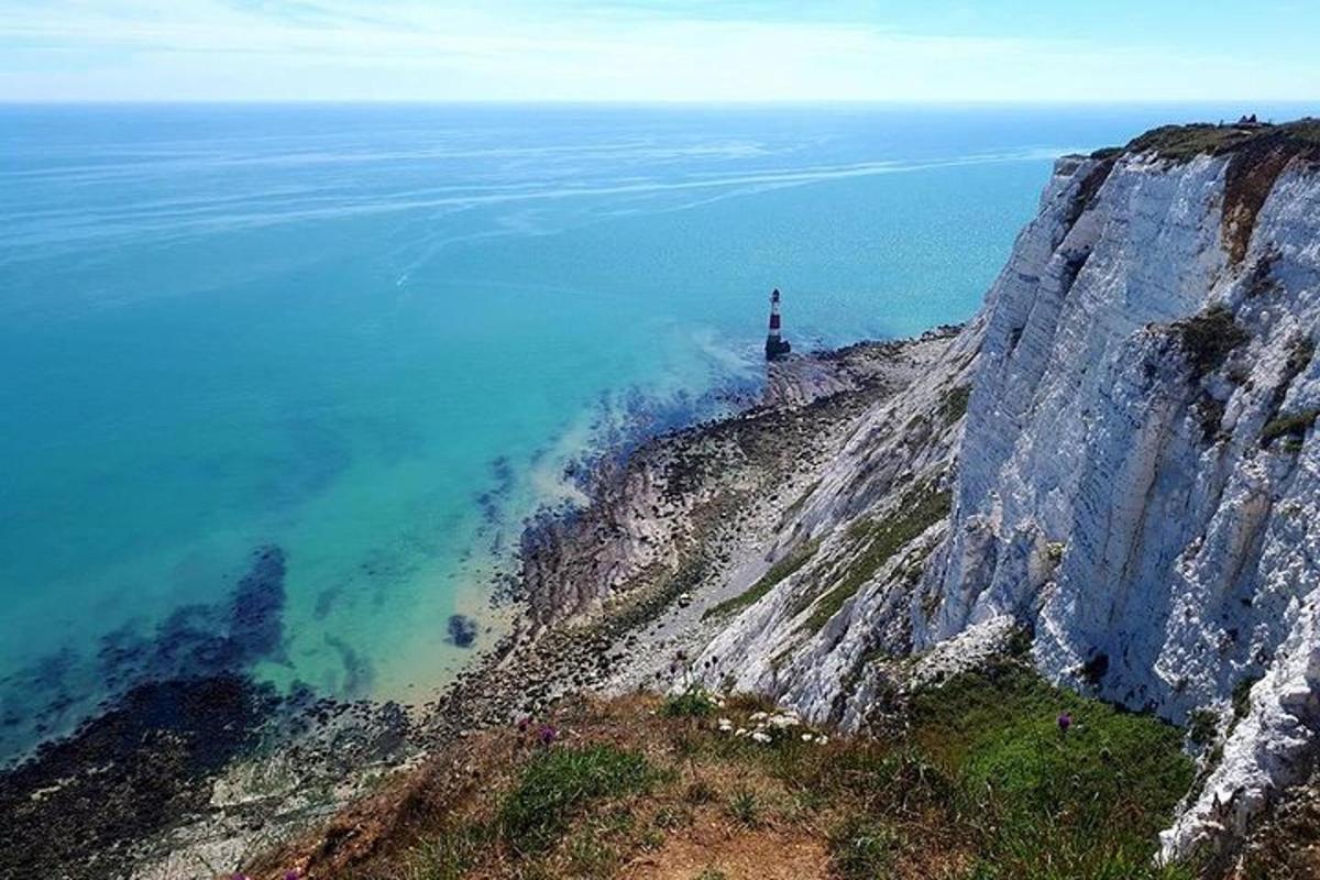 maják na okraji útesu poblíž oceánu