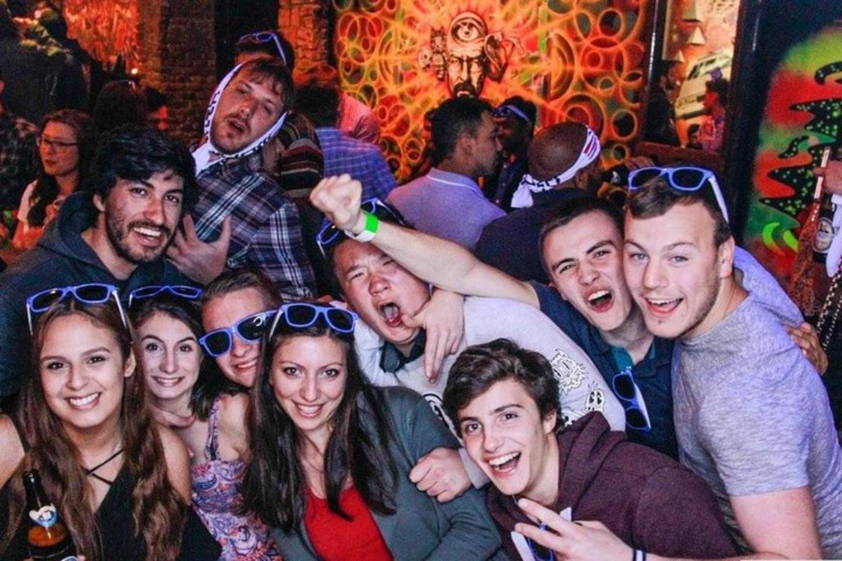 grupp inimesi, kes poseerivad peol pildi jaoks