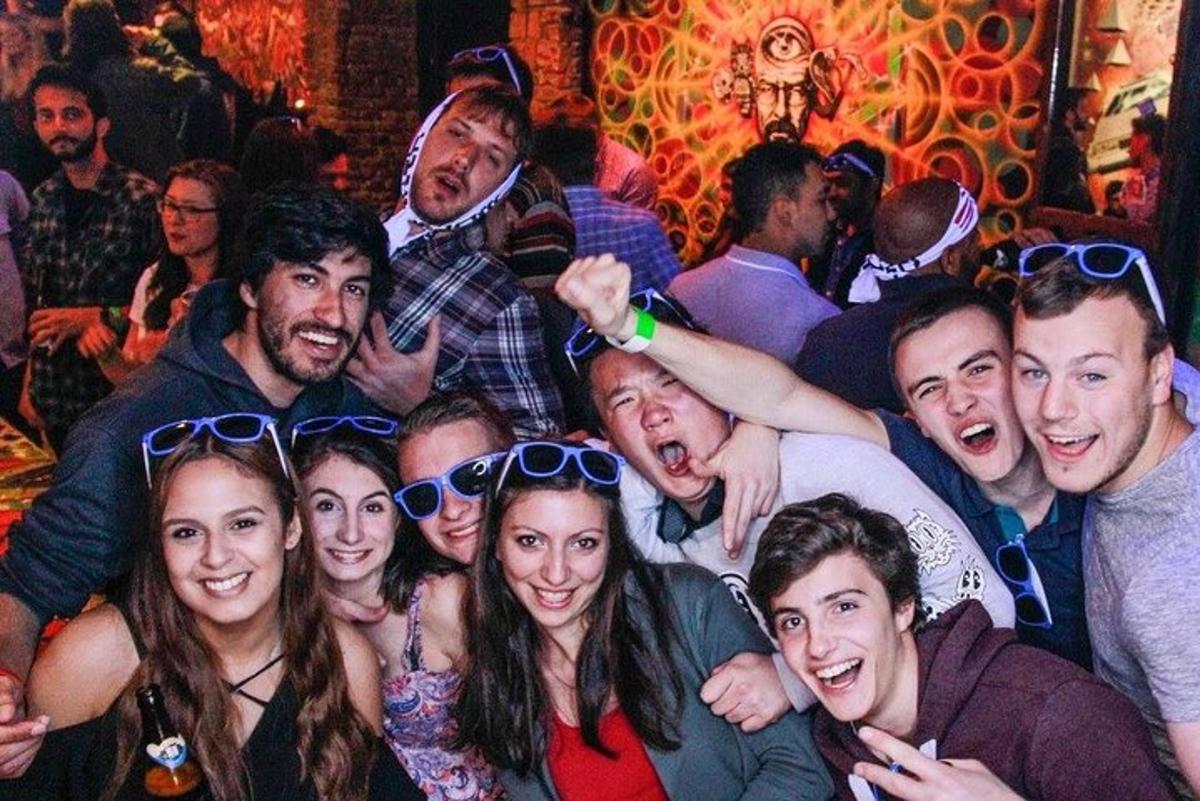 hópur fólks sem pósar fyrir mynd í veislu