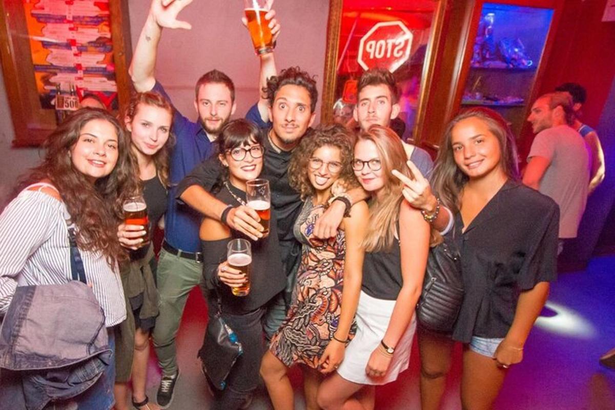 grupp inimesi, kes poseerivad peol pildi jaoks