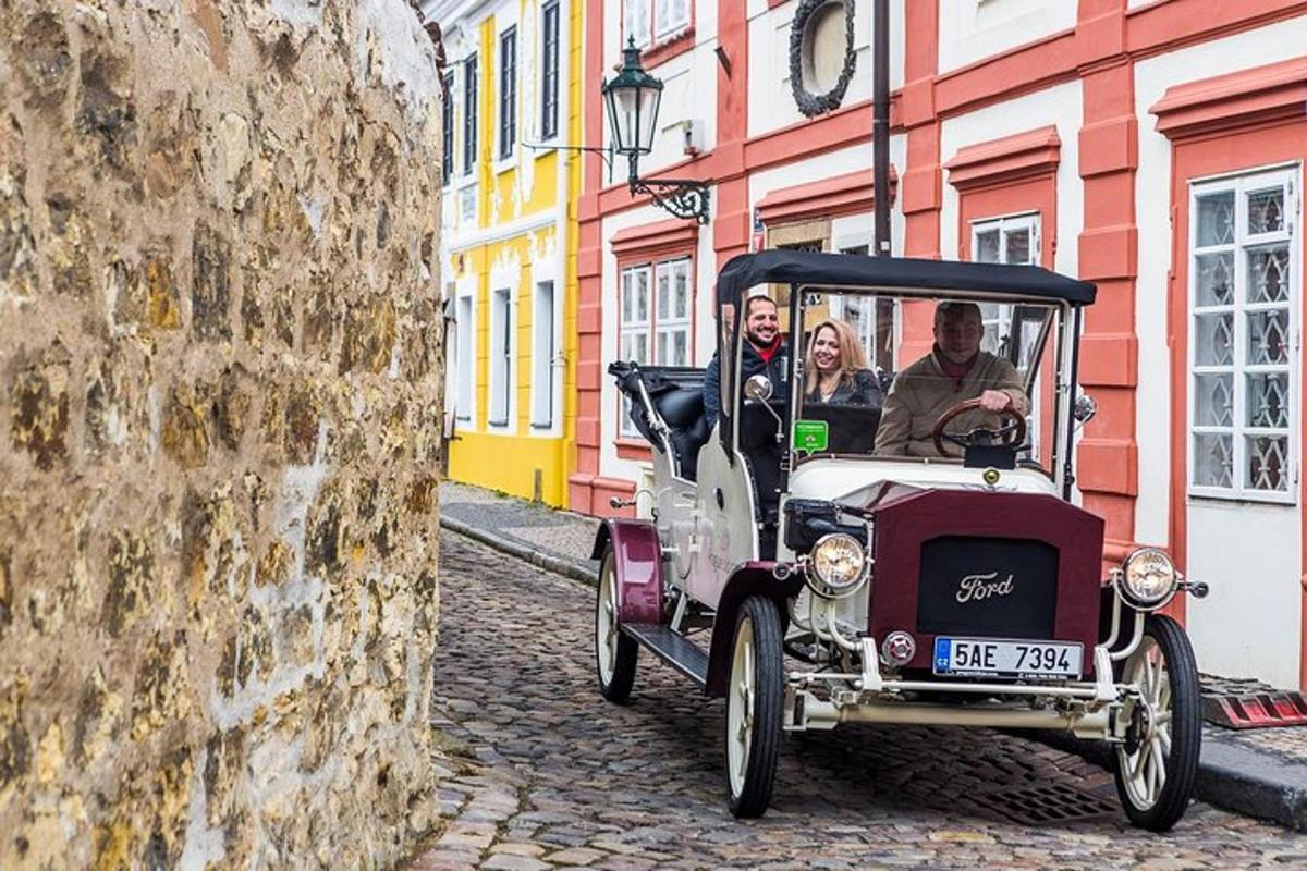 um grupo de pessoas em um carro velho dirigindo por uma rua