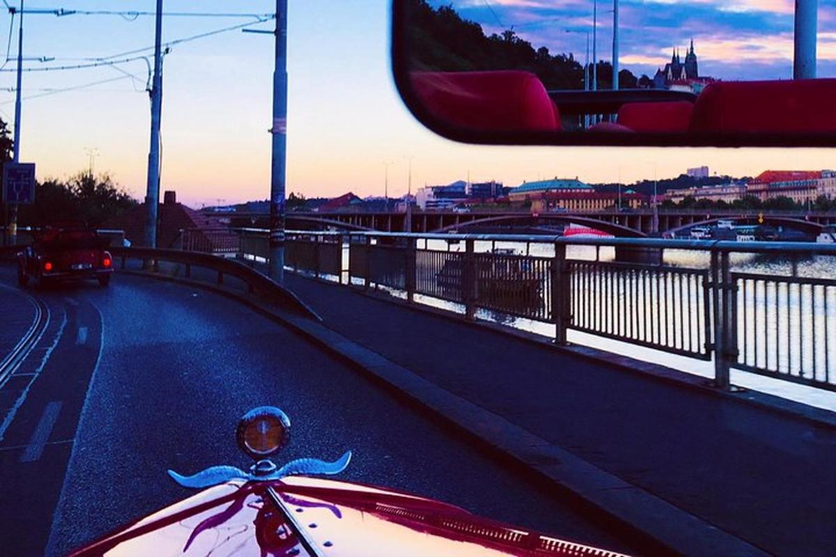 uma vista do espelho retrovisor de uma motocicleta