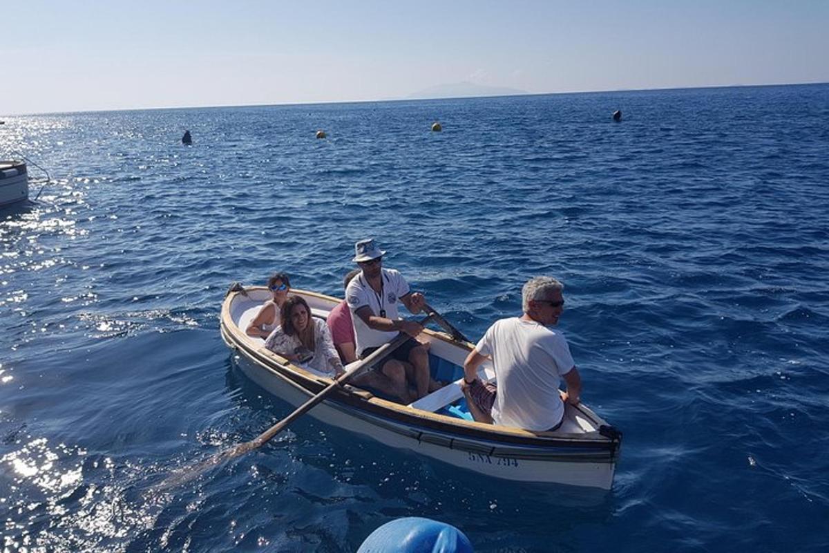 un grupo de personas en un bote en el agua