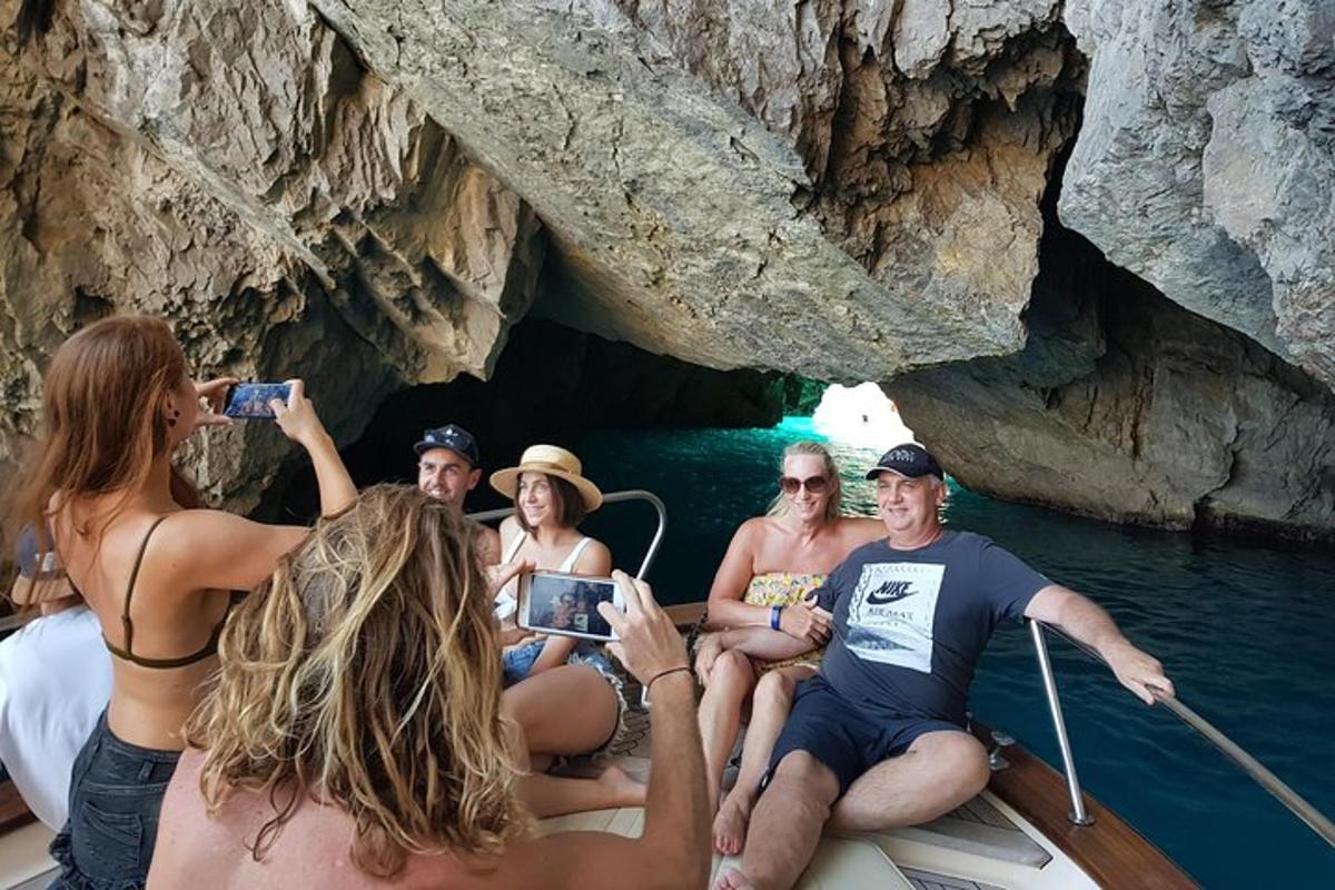 un grupo de personas en un barco en el agua
