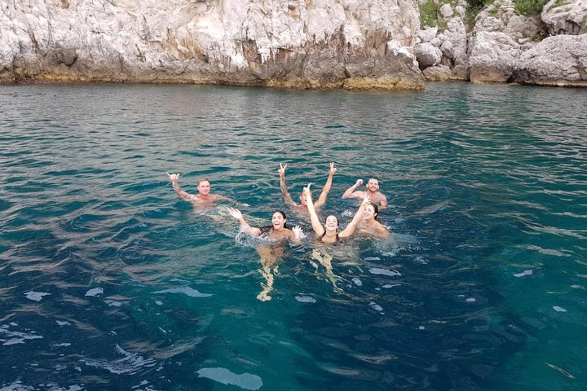 un grupo de personas nadando en el agua