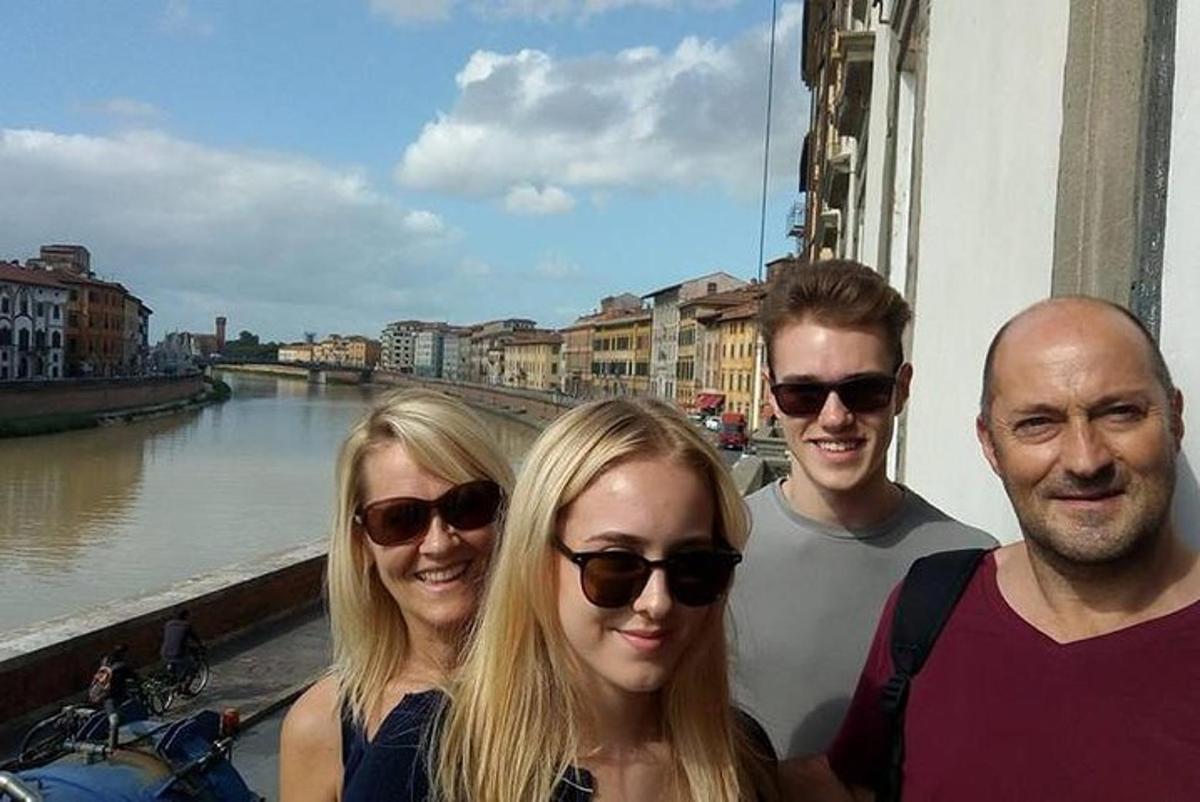 eine Gruppe von Menschen steht neben einem Fluss