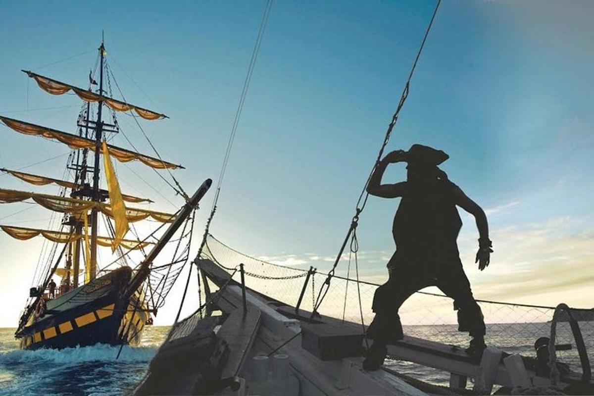 moški stoji na čolnu v oceanu