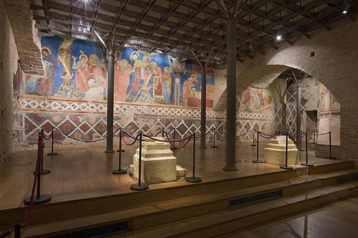 uma sala com uma parede com uma pintura
