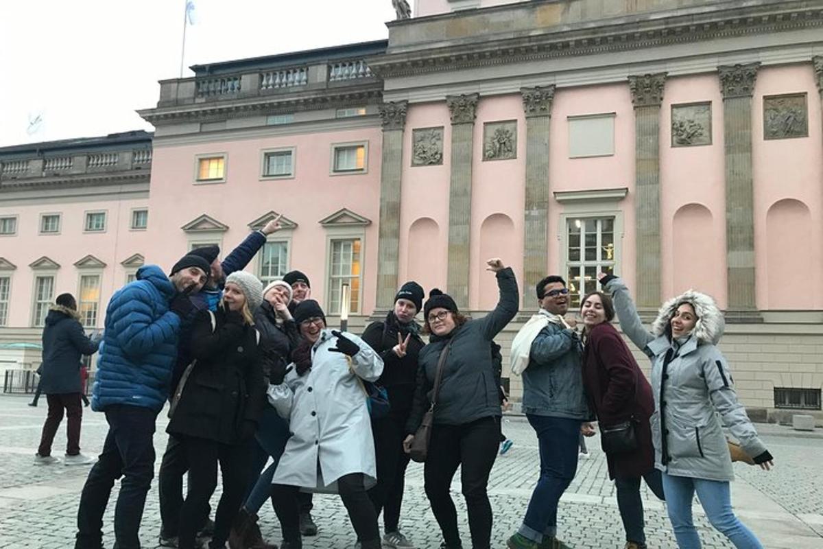 hópur fólks sem hoppar fyrir framan byggingu