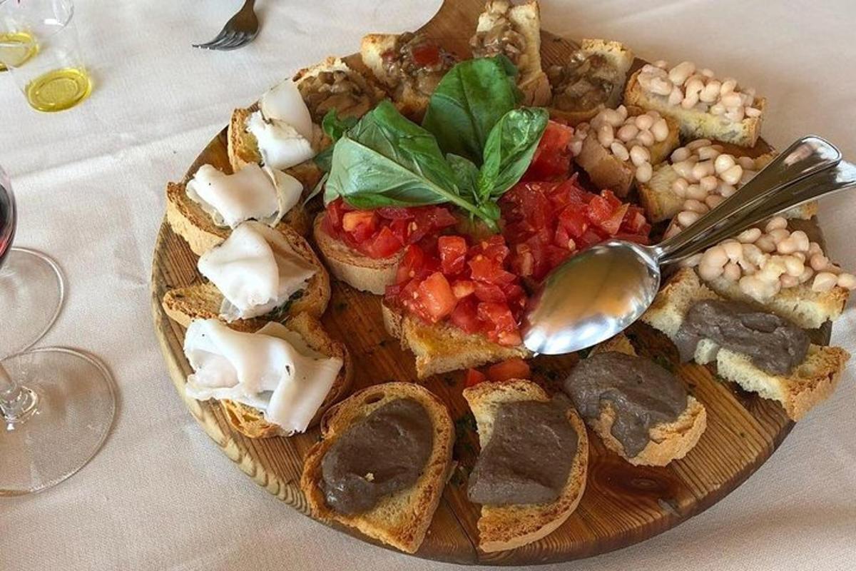 een bord met eten met brood en groenten op een tafel