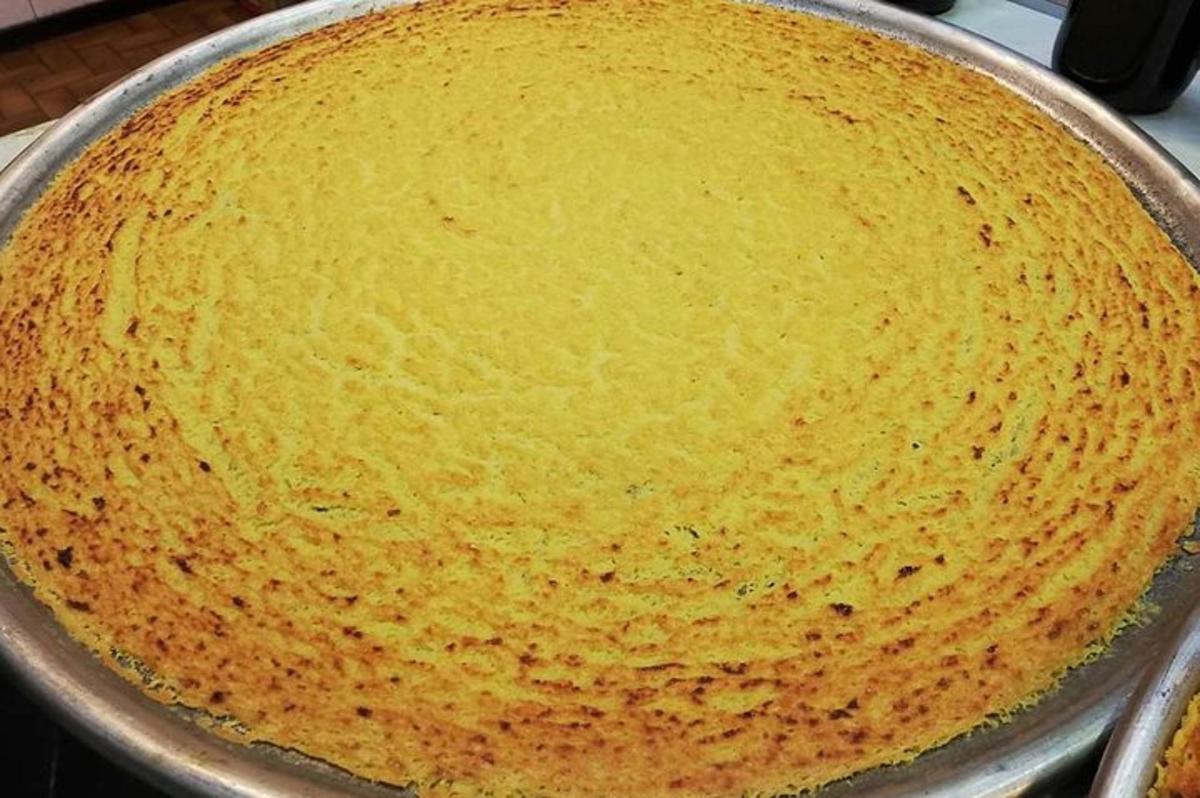 velika rumena torta v ponvi na štedilniku