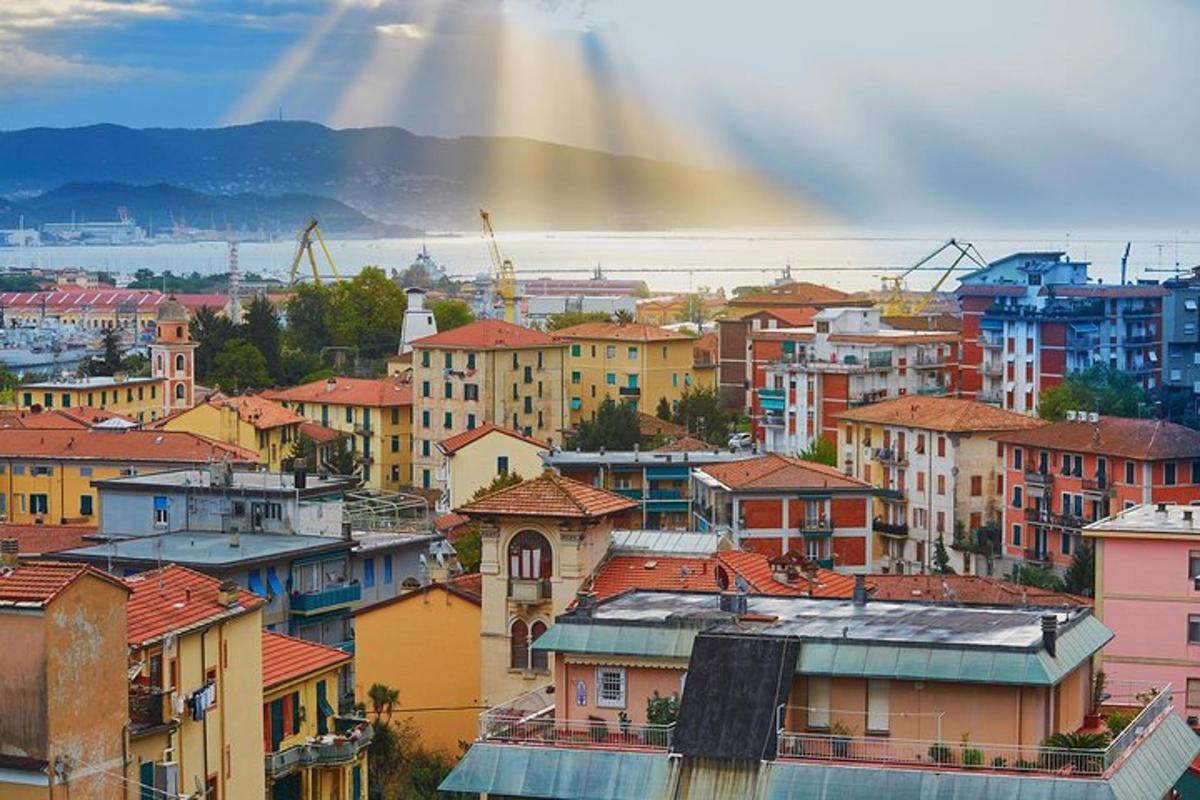 mesto z zgradbami in mavrico na nebu