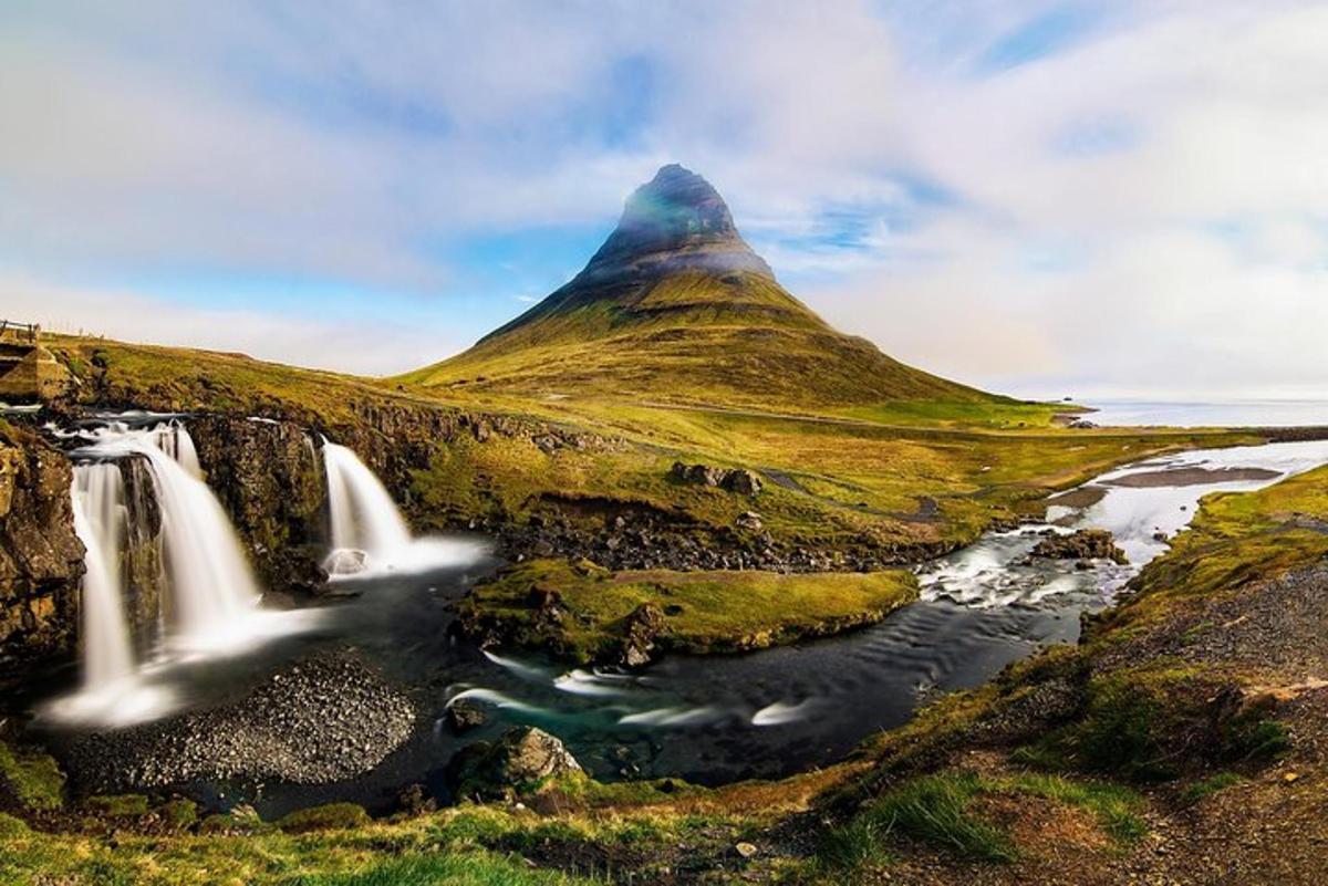 gunung dengan air terjun dan sungai