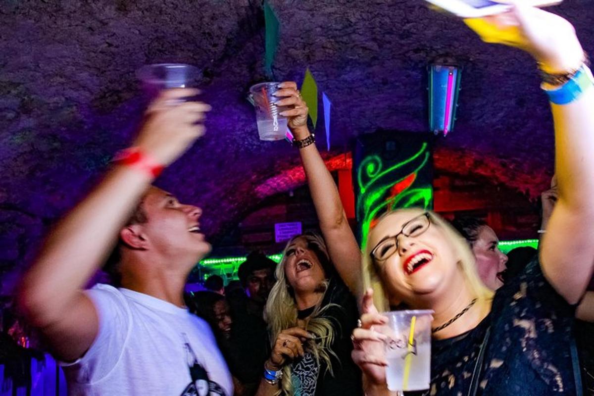 grupp inimesi, kes peol oma jooke üleval hoiavad