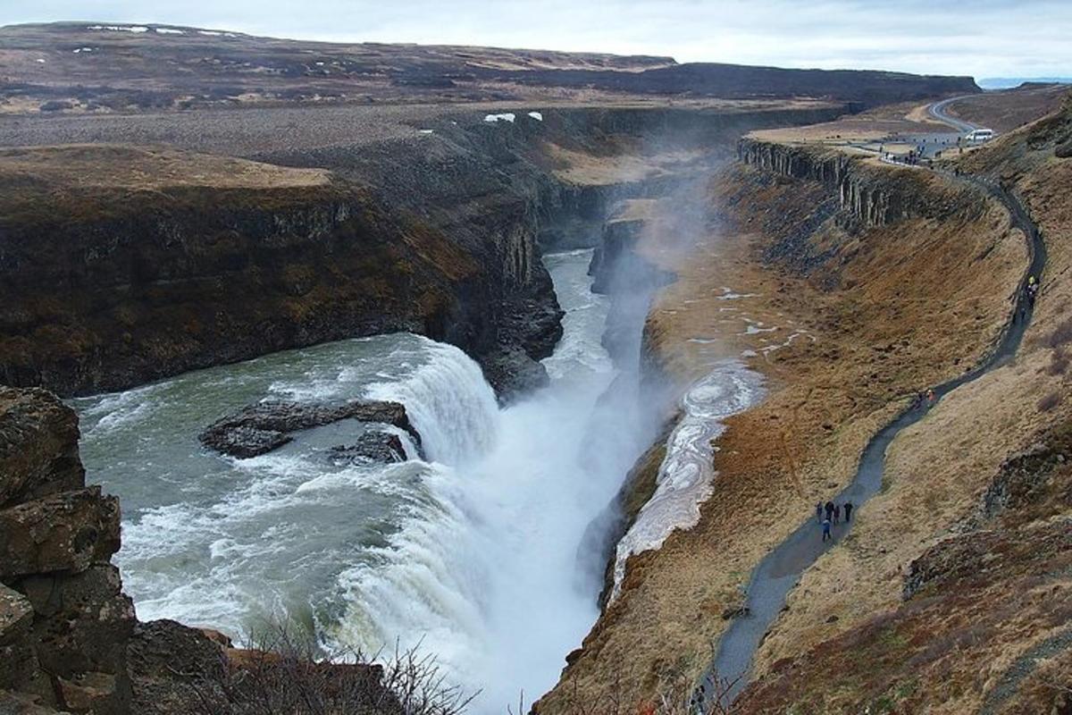 una cascata sul fianco di una scogliera