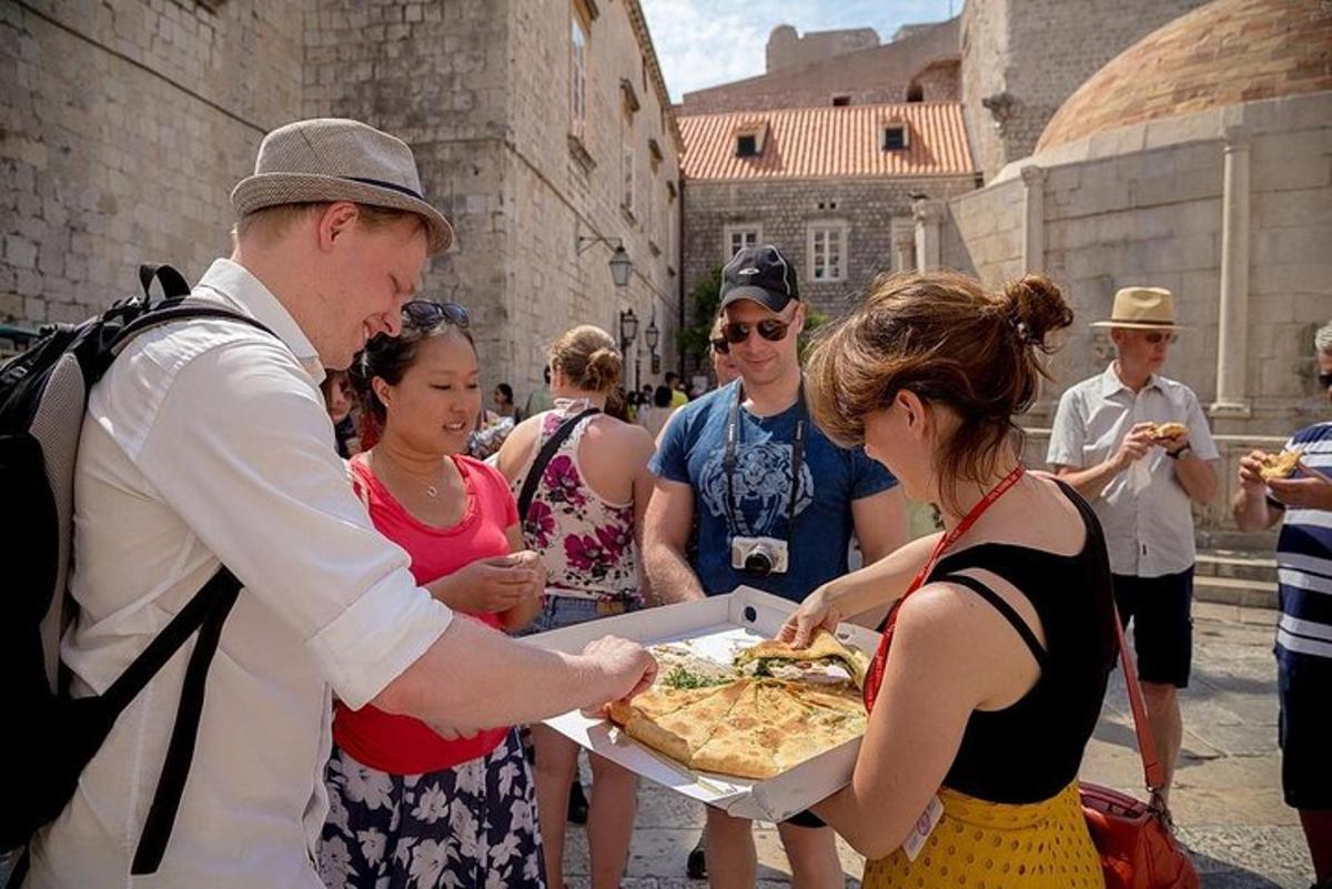 muž dává ženě krabici pizzy