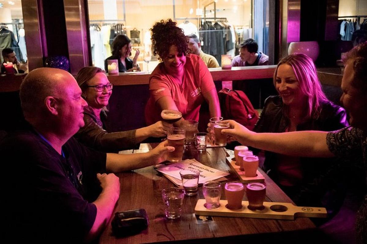 hópur fólks situr við borð á veitingastað