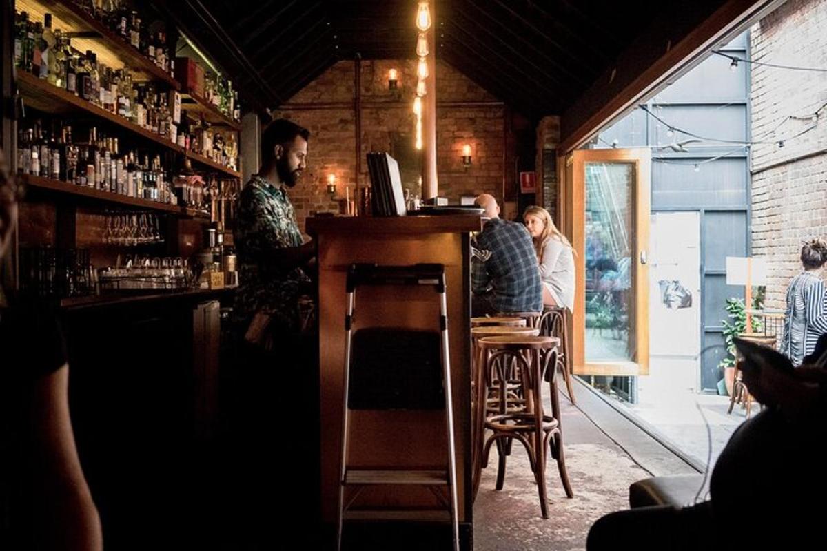 maður stendur á bar í krá