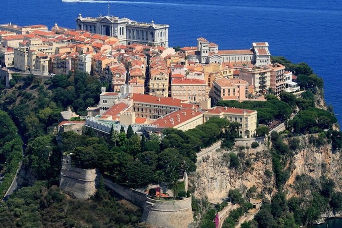 una vista aerea di una città su una montagna