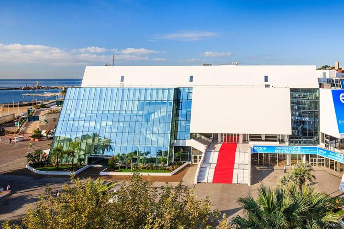 budynek z czerwonymi drzwiami naprzeciwko oceanu