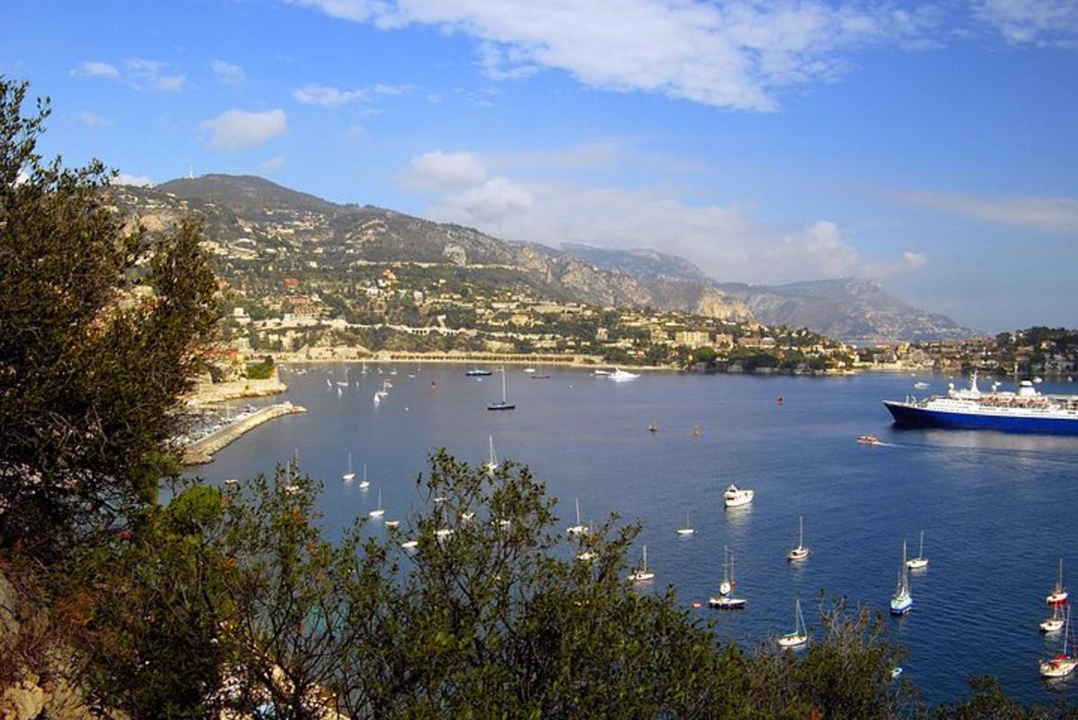una grande barca in un grande specchio d'acqua con barche