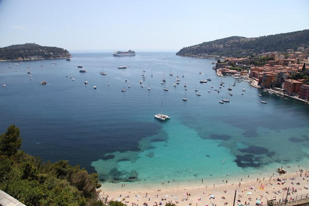 una spiaggia con un mucchio di barche in acqua