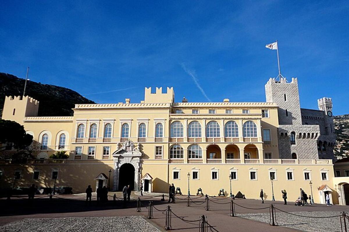 un grande edificio con una bandiera in cima
