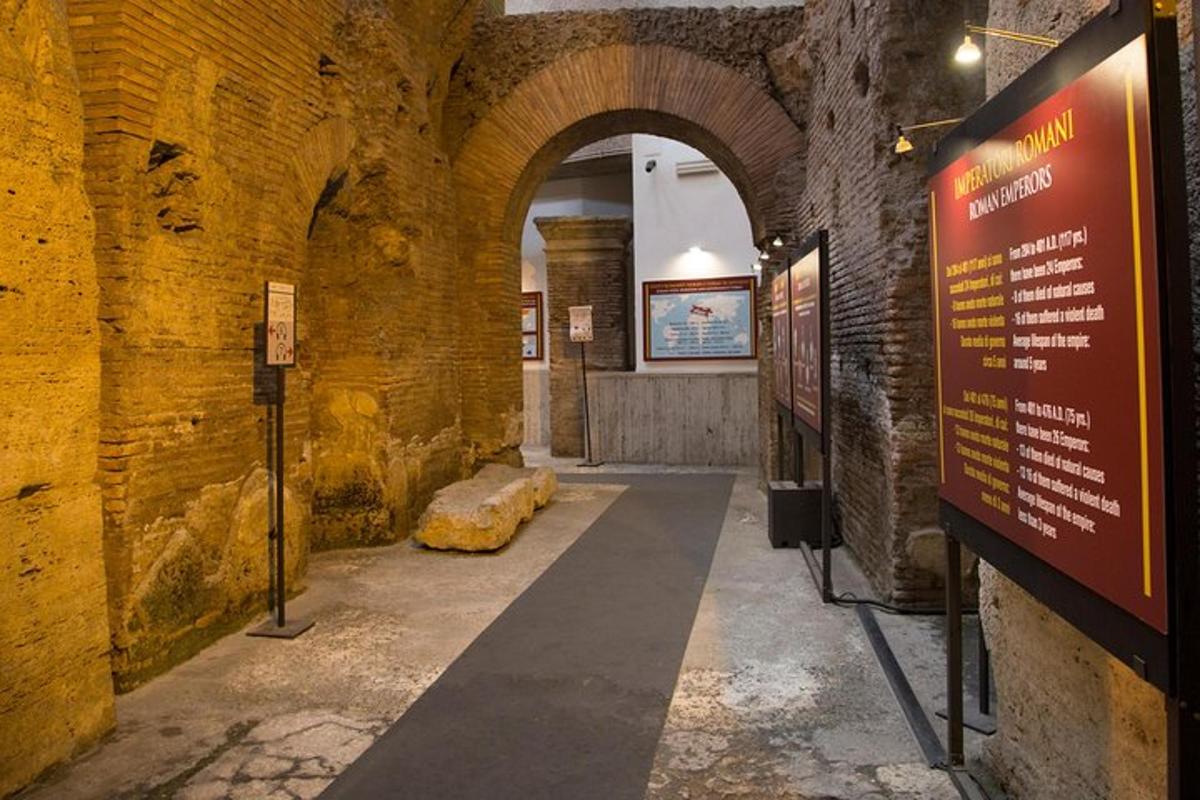 一栋老砖建筑的走廊里，挂着一个标志