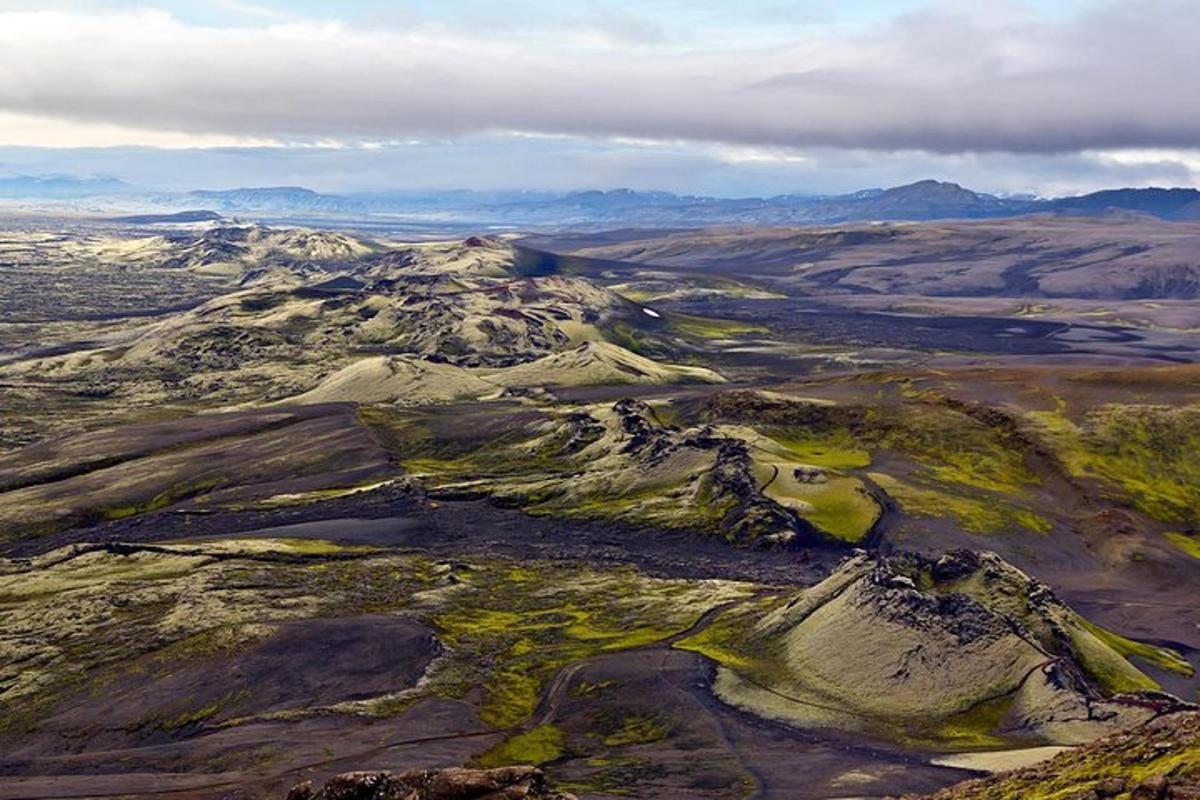 una vista aerea di un terreno roccioso con montagne