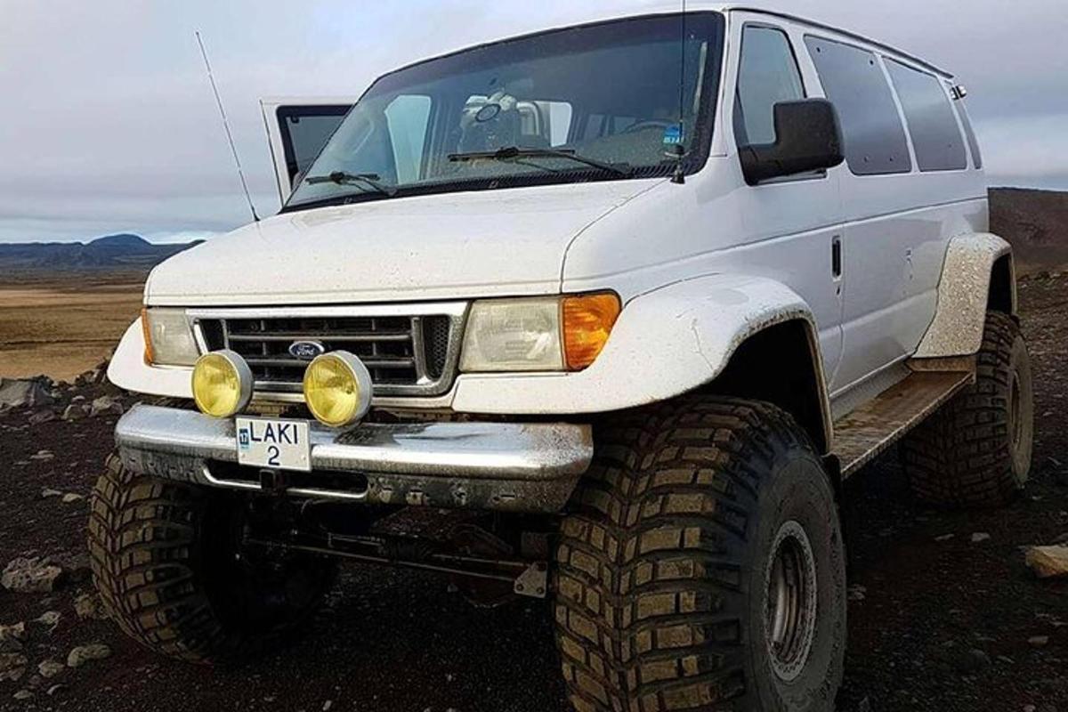 valge veoauto, mis on pargitud mullaväljale