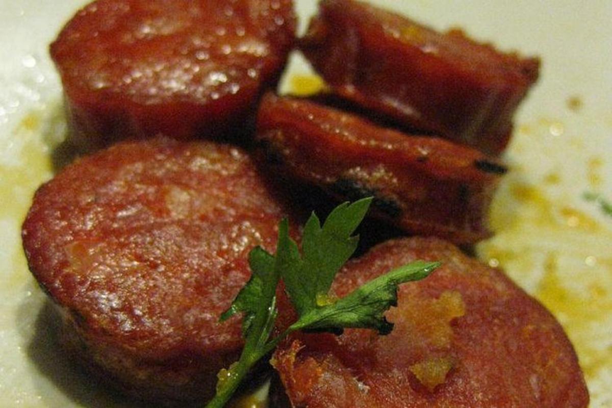 talíř jídla s masovými kuličkami a bramborovou kaší