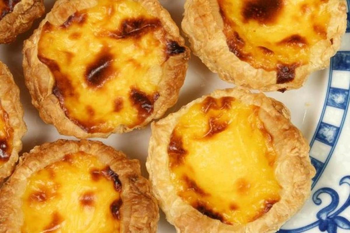 hromada mini koláčků na modrobílém talíři